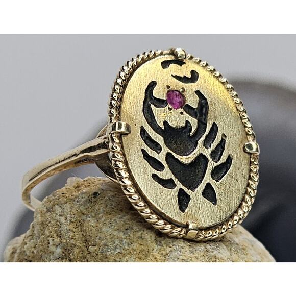 Vintage 10K Solid Yellow Gold & Single Ruby Zodiac / Cancer Ring Size 10.25 - Picture 1 of 7